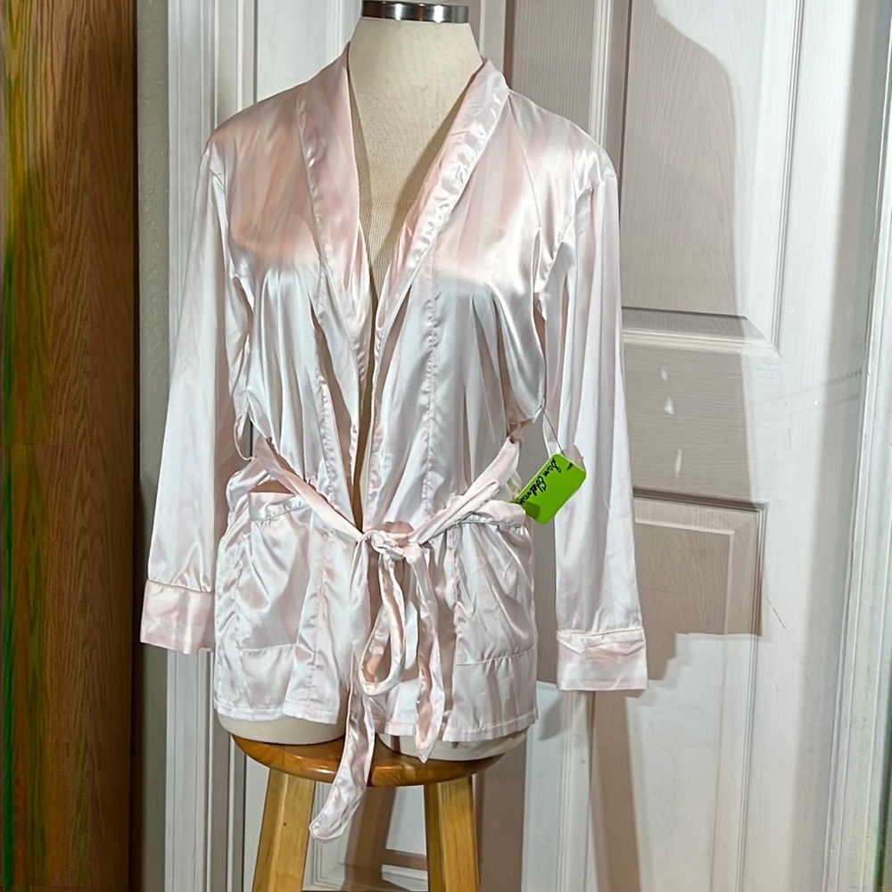 Sam Edelman short robe ,NWT , size Medium , soft pink and Lt cream